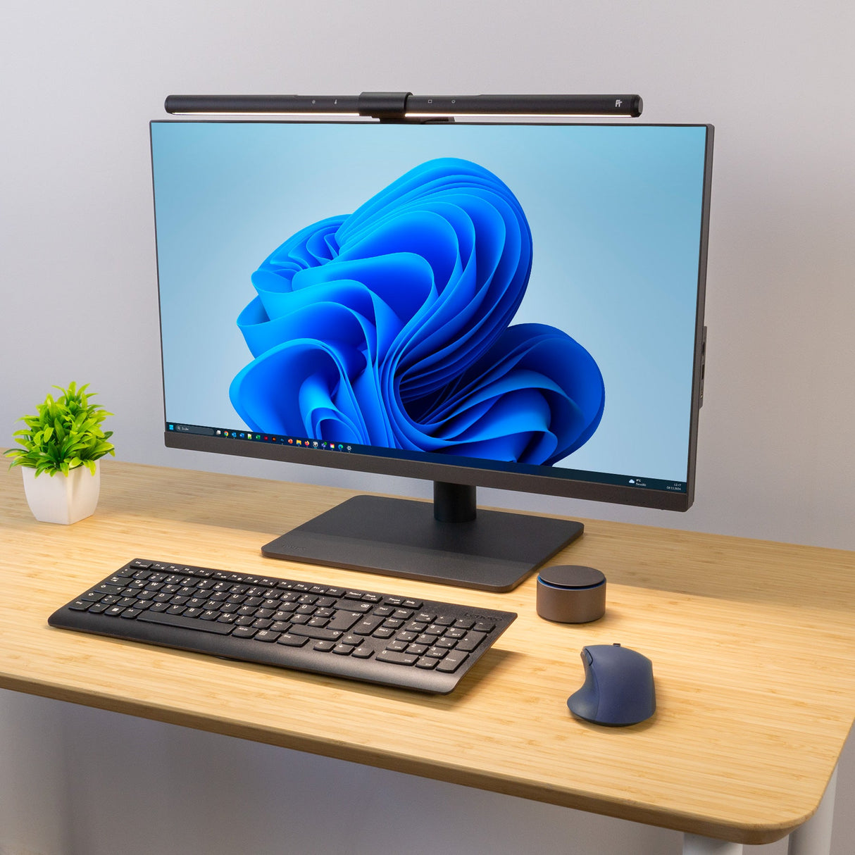 LT751 LED Monitor Lampe mit Lichtsensor und Fernbedienung | kompatibel mit Curved Monitoren - FeinTech