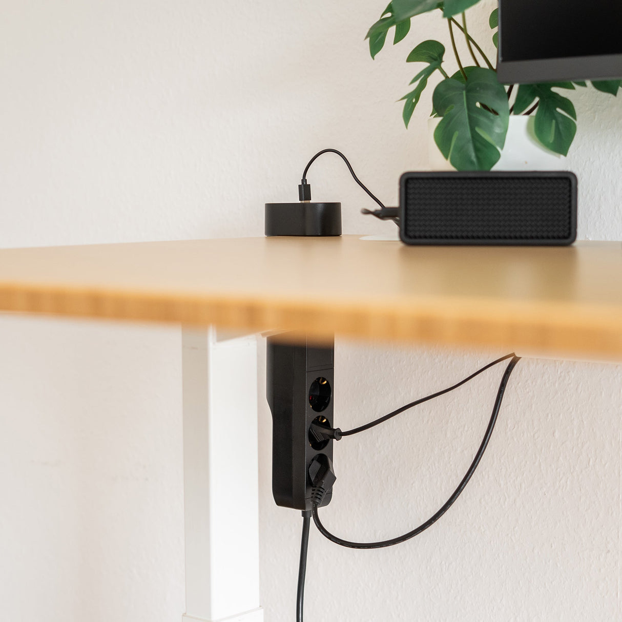 MD833 Klemmbare Steckdosenleiste mit USB - C PD 20W & 2x USB - A QC 18W | 3x Steckdosen | 3m Kabel - FeinTech