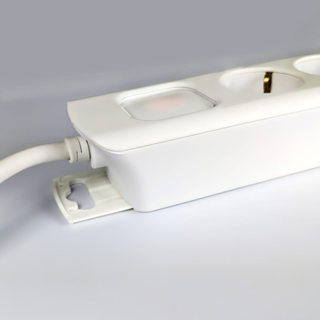 Mehrfach Steckdosenleiste mit Flachstecker und 2x USB - FeinTech